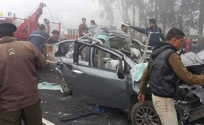 Hindistan'da otomobil ve kamyon çarpıştı: 10 kişi öldü