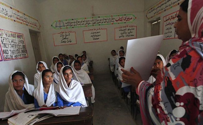 Pakistan'ın aşiretler bölgesi okullarının yarısında su ve tuvalet yok
