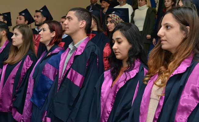 YDÜ Sağlık Bilimleri Fakültesi yeni mezunlarını verdi