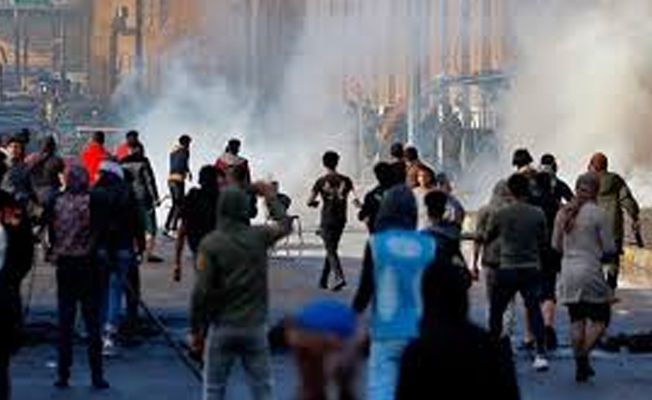Bağdat'ta kimliği belirsiz kişilerce göstericilere ateş açıldı