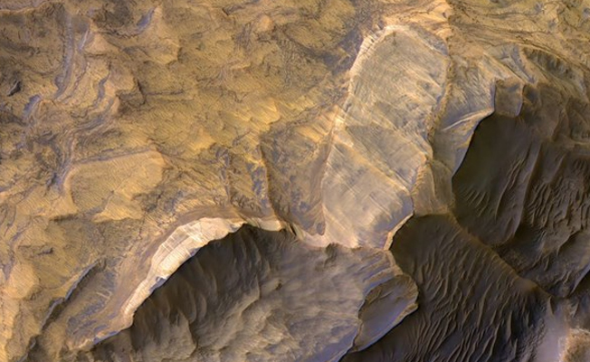 Mars'tan gezegenin kanyonlarına ışık tutan kare