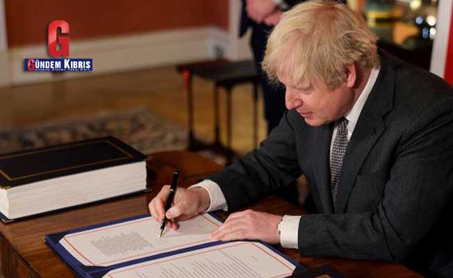 Ο Βρετανός πρωθυπουργός Τζόνσον υπογράφει εμπορική συμφωνία με την ΕΕ