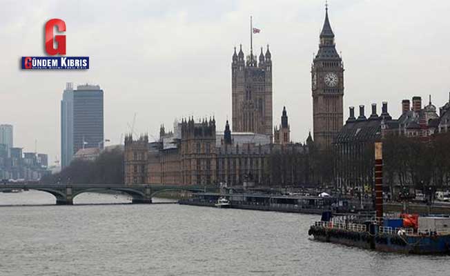 Η βρετανική οικονομία συρρικνώθηκε κατά 2,6% το Νοέμβριο