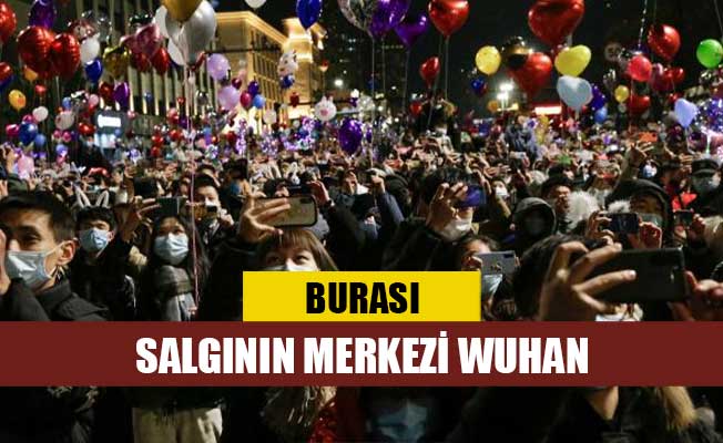 Οι άνθρωποι γιόρτασαν την παραμονή της Πρωτοχρονιάς στον δρόμο στο Γουχάν, όπου εμφανίστηκε ο κοροναϊός