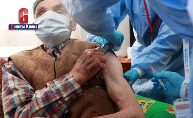 Πολίτες άνω των 90 ετών στην Τουρκία άρχισαν να εμβολιάζονται στο σπίτι τους