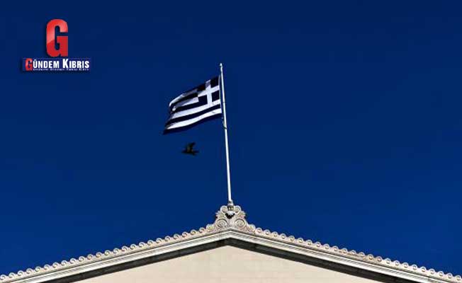 Το σκάνδαλο παρενόχλησης του καλλιτέχνη εμπλέκει την πολιτική στην Ελλάδα