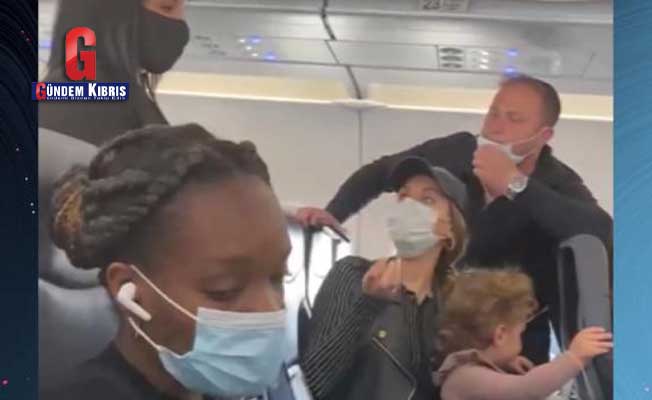 Το 2χρονο παιδί αφαίρεσε τη μάσκα του και η οικογένειά του ρίχτηκε από το αεροπλάνο