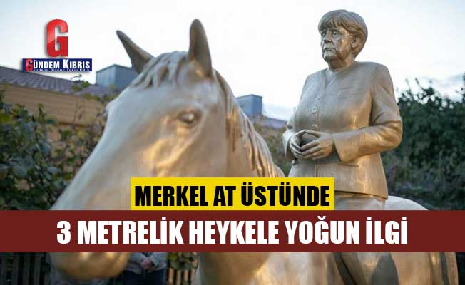 Angela Merkel'i at üstünde tasvir eden dev heykel sergilenmeye başladı