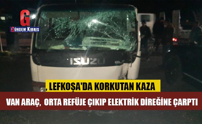 Lefkoşa'da van araç refüje çıkıp elektrik direğine çaptı