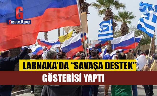 Ruslar Larnaka'da "savaşa destek" gösterisi yaptı