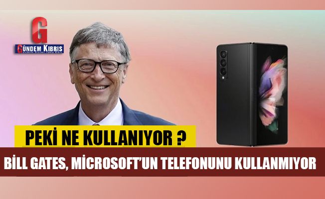 Bill Gates katlanabilir bir telefon kullanıyor...