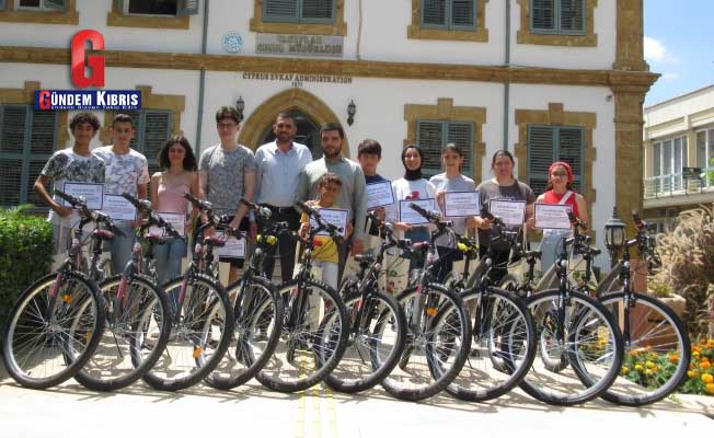 Evkaf Biliyorum yarışmasında başarılı olan 10 gence bisiklet ödülü