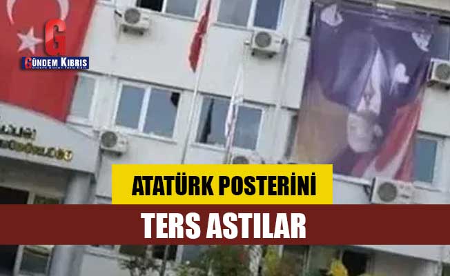 Atatürk posterini ters astılar